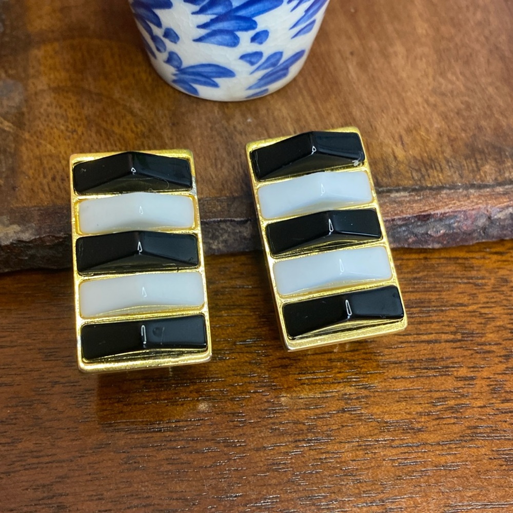 Vintage Ginnie Johansen Designs Black White Glass Geometric Clip Earrings